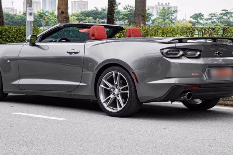 Nhìn ở bên ngoài của Chevrolet Camaro RS Convertible 2019 đã thấy ngay sự hầm hố với đèn pha Full LED thiết kế sắc sảo, lưới tản nhiệt và hốc gió cá tính hơn so với bản cũ. Phía đuôi xe có sự nâng cấp ở đèn hậu LED hình Oval mang đến cái nhìn mới lạ.