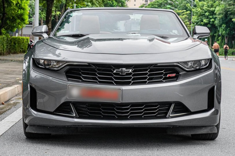 Vào cuối năm 2019, 1 chiếc xe thể thao mui trần Chevrolet Camaro RS Convertible mui trần đã được nhập khẩu về nước theo diện không chính hãng, tại thời điểm đó, đây là chiếc xe đầu tiên và trong 4 năm qua, số lượng xe này chỉ đếm trên đầu ngón tay, chính điều này, việc sở hữu Chevrolet Camaro RS mui trần sẽ mang đến sự cá tính cho ai thích các mẫu xe độc lạ.
