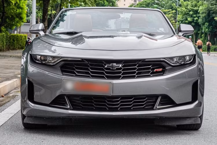Vào cuối năm 2019, 1 chiếc xe thể thao mui trần Chevrolet Camaro RS Convertible mui trần đã được nhập khẩu về nước theo diện không chính hãng, tại thời điểm đó, đây là chiếc xe đầu tiên và trong 4 năm qua, số lượng xe này chỉ đếm trên đầu ngón tay, chính điều này, việc sở hữu Chevrolet Camaro RS mui trần sẽ mang đến sự cá tính cho ai thích các mẫu xe độc lạ.