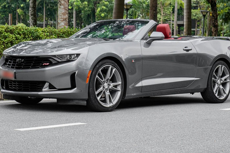 Chiếc xe thể thao Chevrolet Camaro RS Convertible hàng hiếm này từng là quà sinh nhật của 1 đại gia dành tặng cho vợ, tại thời điểm về nước, chiếc xe này được đồn đoán có giá bán lên đến trên 3 tỷ đồng, chưa bao gồm các chi phí lăn bánh.