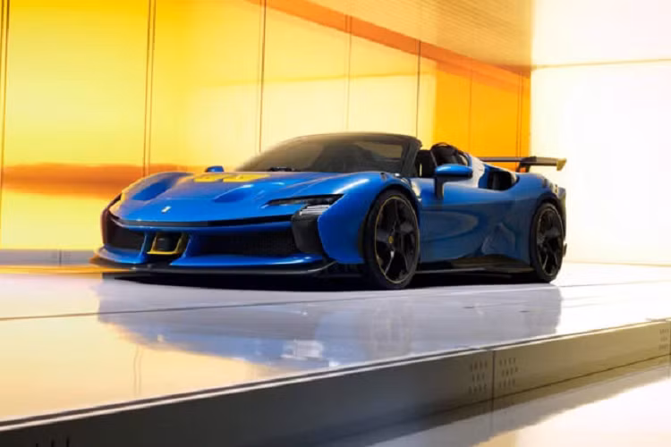 Ngoài ra, phiên bản XX còn được Ferrari điều chỉnh lại đèn pha thấp hơn, thân xe phía sau được kéo dài theo phong cách xe đua và cụm đèn hậu hình tròn kép giờ đây đã thay đổi thành một thanh đèn nằm ngang.