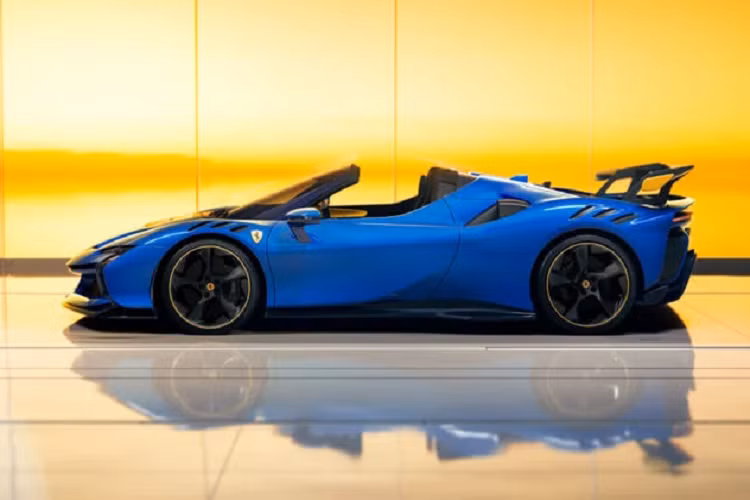 Ferrari hiện vẫn chưa công bố thời gian vòng hoàn thành vòng đua Fiorano của SF90 XX Stradale và Spider, nhưng hãng cho biết cả 2 phiên bản mới này có khả năng tăng tốc từ 0-100 km/giờ chỉ trong 2,3 giây, trước khi đạt được tốc độ tối đa lên đến 320 km/giờ.