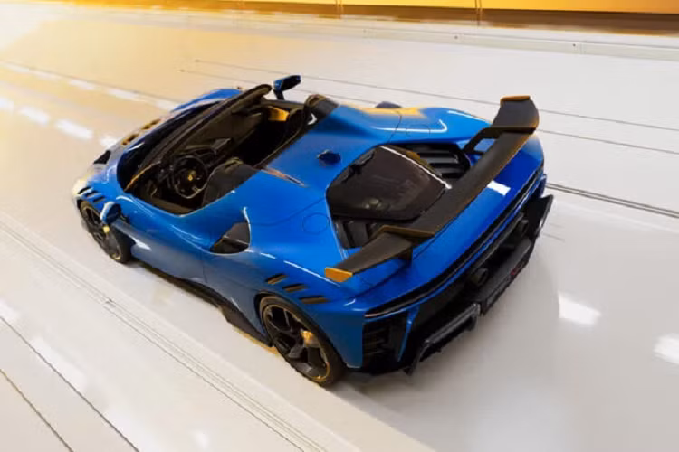 Mức giá xe Ferrari SF90 XX Stradale và Spider được bán ra với mức giá lần lượt là €770.000 Euro (khoảng 19,83 tỷ đồng) và €850.000 Euro (21,89 tỷ đồng). Tuy nhiên các đại lý gần như đã cháy hàng.