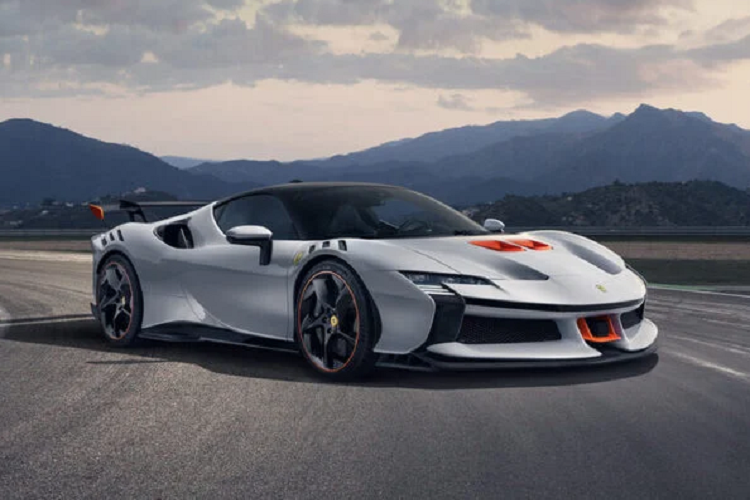 Bộ đôi Ferrari SF90 XX Stradale và Spider mới được điều chỉnh lại tính khí động học, nhờ hốc gió phía trên mui xe và cả cánh gió sau dạng cố định thuần thể thao, trong khi cánh gió chủ động phía sau cũng vẫn được giữ nguyên.