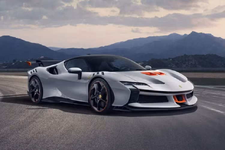 Bộ đôi Ferrari SF90 XX Stradale và Spider mới được điều chỉnh lại tính khí động học, nhờ hốc gió phía trên mui xe và cả cánh gió sau dạng cố định thuần thể thao, trong khi cánh gió chủ động phía sau cũng vẫn được giữ nguyên.