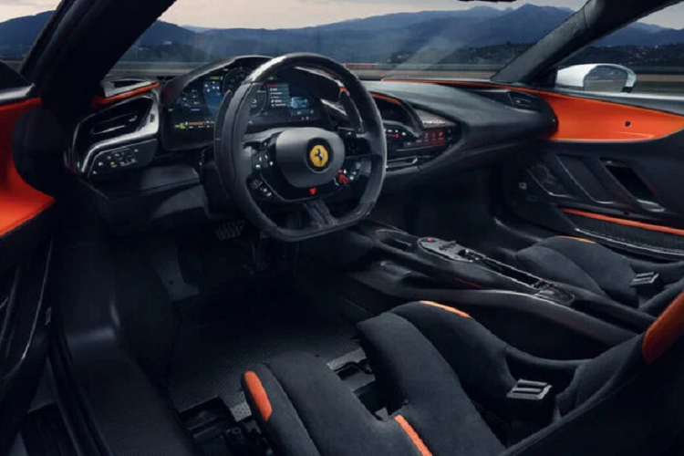 Mặc dù có thêm cánh gió sau và thay đổi ở nhiều chi tiết nhưng bộ đôi SF90 XX Stradale và Spider lại nhẹ hơn 10 kg so với bản tiêu chuẩn, trọng lượng xe chỉ còn ở mức xuống còn 1.600 kg. Có được điều này là nhờ khối động cơ đã chỉnh giảm 3,5 kg, cùng với việc sử dụng ghế carbon trên trong.