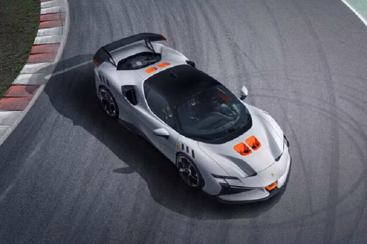 Có nghĩa nó nhanh hơn phiên bản tiêu chuẩn 0,2 giây ở khả năng tăng tốc lên 100km/h và đạt được 200km/h cũng nhanh hơn nhờ trọng lượng nhẹ.