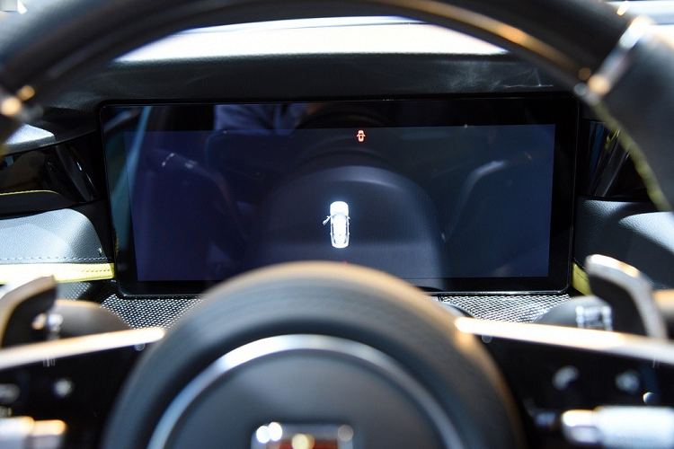 Phanh tay điện tử... và lẫy gạt chọn chế độ lái. "Trái tim" của Hồng Kỳ H6 mới là động cơ xăng 4 xi-lanh, tăng áp, dung tích 2.0L với công suất tối đa 224 mã lực hoặc 251 mã lực, tùy phiên bản.