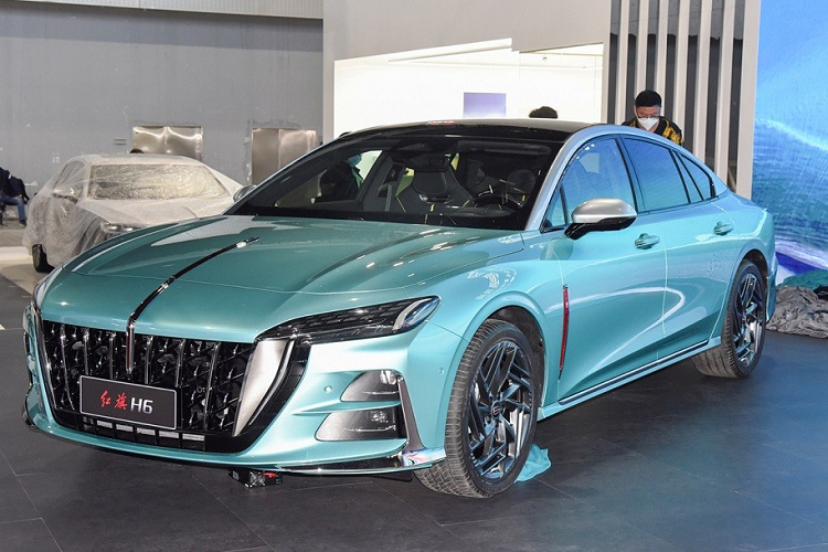 Chưa dừng ở đó, mẫu coupe 4 cửa Hồng Kỳ H6 2023 còn được trang bị hệ thống đèn 2 tầng trên đầu xe. Trong đó, dải đèn LED định vị ban ngày được đặt phía trên, bên dưới là cụm đèn pha nằm dọc được chia thành 2 tầng.