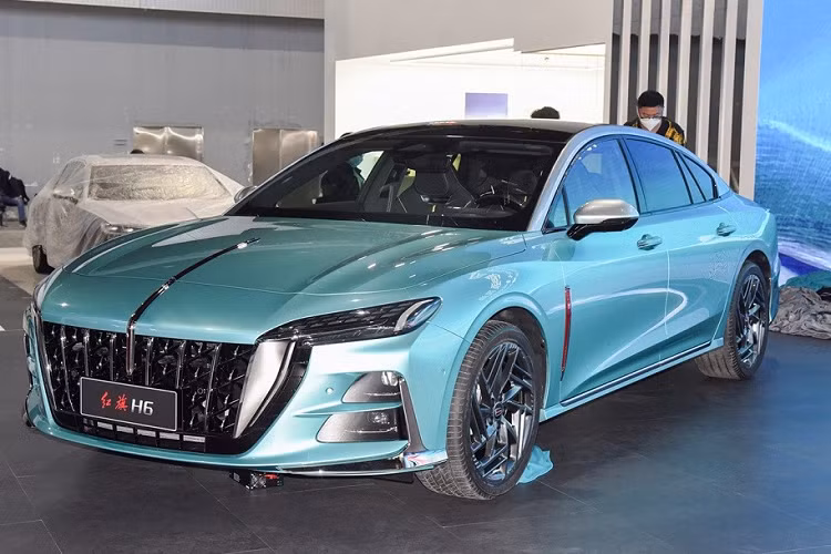 Chưa dừng ở đó, mẫu coupe 4 cửa Hồng Kỳ H6 2023 còn được trang bị hệ thống đèn 2 tầng trên đầu xe. Trong đó, dải đèn LED định vị ban ngày được đặt phía trên, bên dưới là cụm đèn pha nằm dọc được chia thành 2 tầng.