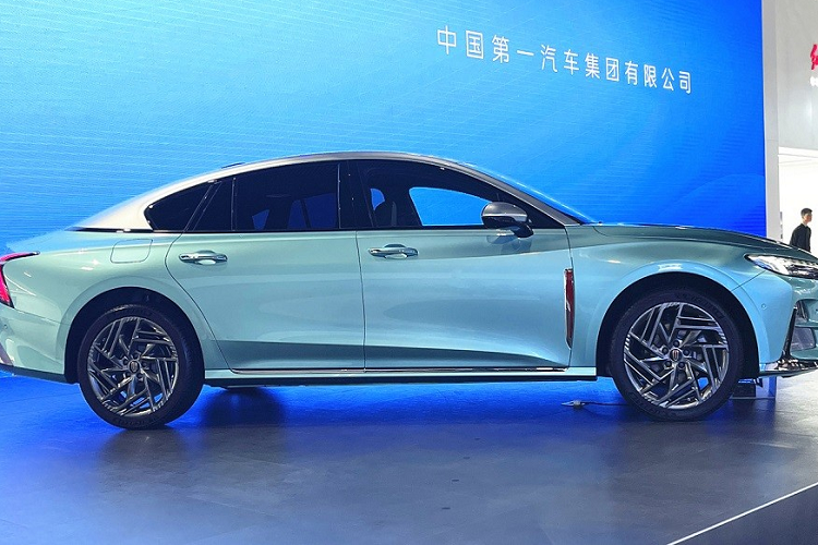 Tất nhiên, H6 thế hệ mới vẫn có một số chi tiết thiết kế đặc trưng của thương hiệu ôtô lâu đời Hồng Kỳ như lưới tản nhiệt cỡ lớn, bao quanh bằng nẹp mạ crôm sáng bóng và đèn chào mừng.