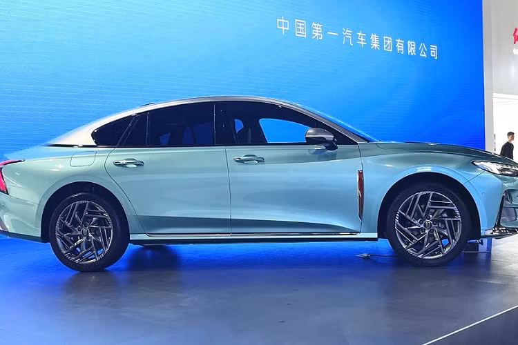 Tất nhiên, H6 thế hệ mới vẫn có một số chi tiết thiết kế đặc trưng của thương hiệu ôtô lâu đời Hồng Kỳ như lưới tản nhiệt cỡ lớn, bao quanh bằng nẹp mạ crôm sáng bóng và đèn chào mừng.