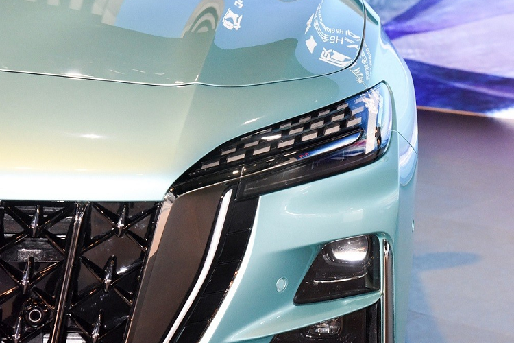 Ngoài ra, hai góc đầu xe còn được trang trí bằng nẹp mạ crôm hình chữ "Y".