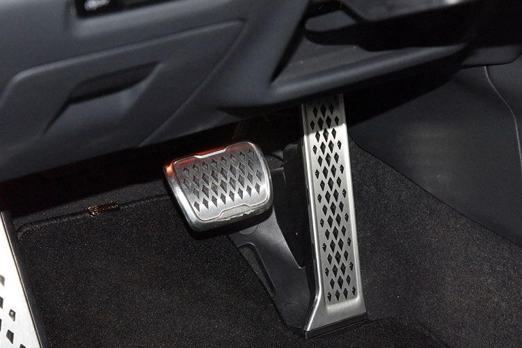 Bên trong xe còn có những điểm nhấn màu tương phản như viền trên mặt táp-lô, sọc trên ghế và chỉ khâu. Chưa hết, Hồng Kỳ H6 2023 còn được trang bị bảng đồng hồ kỹ thuật số, màn hình cảm ứng trung tâm nằm dọc cỡ lớn, sạc không dây...