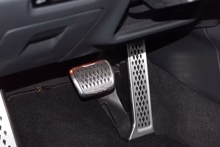 Bên trong xe còn có những điểm nhấn màu tương phản như viền trên mặt táp-lô, sọc trên ghế và chỉ khâu. Chưa hết, Hồng Kỳ H6 2023 còn được trang bị bảng đồng hồ kỹ thuật số, màn hình cảm ứng trung tâm nằm dọc cỡ lớn, sạc không dây...