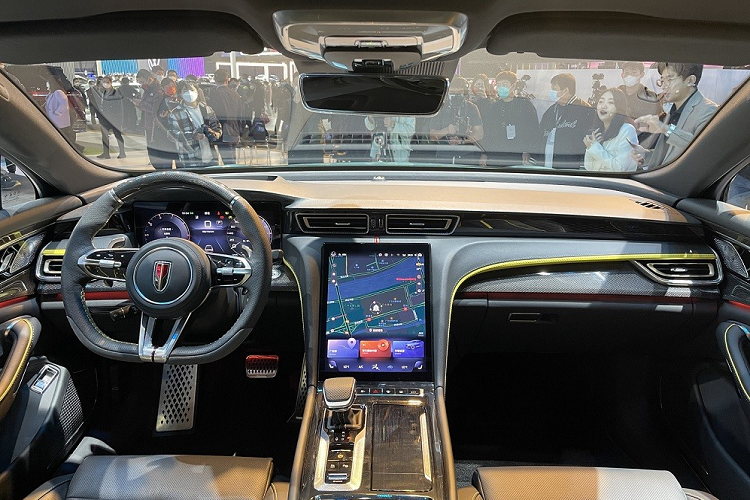 Tương tự ngoại thất, nội thất của mẫu xe Trung Quốc này cũng mang hơi hướng thể thao với vô lăng vát đáy, tích hợp lẫy chuyển số, mặt táp-lô đa tầng...Bộ bàn đạp bằng kim loại... và những chi tiết ốp với vân carbon.