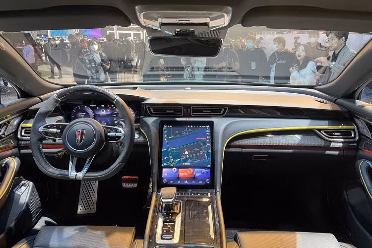 Tương tự ngoại thất, nội thất của mẫu xe Trung Quốc này cũng mang hơi hướng thể thao với vô lăng vát đáy, tích hợp lẫy chuyển số, mặt táp-lô đa tầng...Bộ bàn đạp bằng kim loại... và những chi tiết ốp với vân carbon.