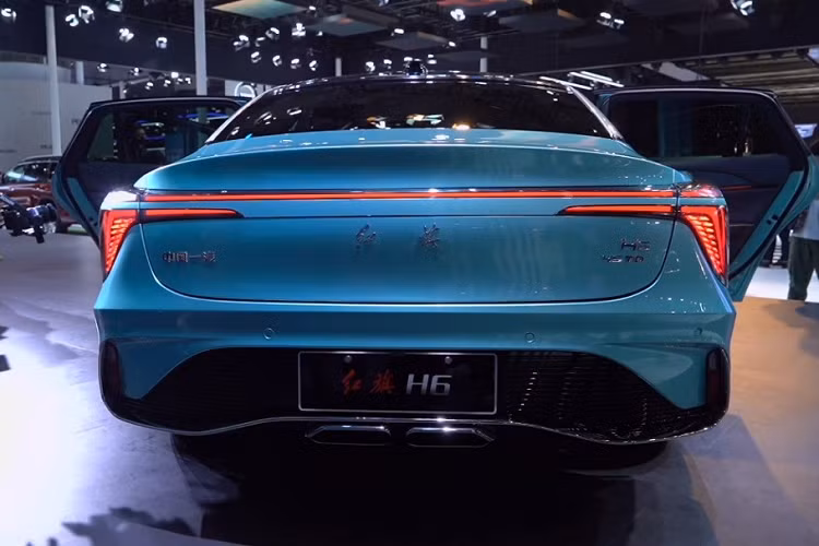 Tiếp đến là hốc gió giả cỡ lớn trên cản sau và được bao quanh bằng nẹp mạ crôm uốn cong. Bên dưới nẹp này là 2 đầu ống xả giả được đặt ở chính giữa thay vì 2 bên.