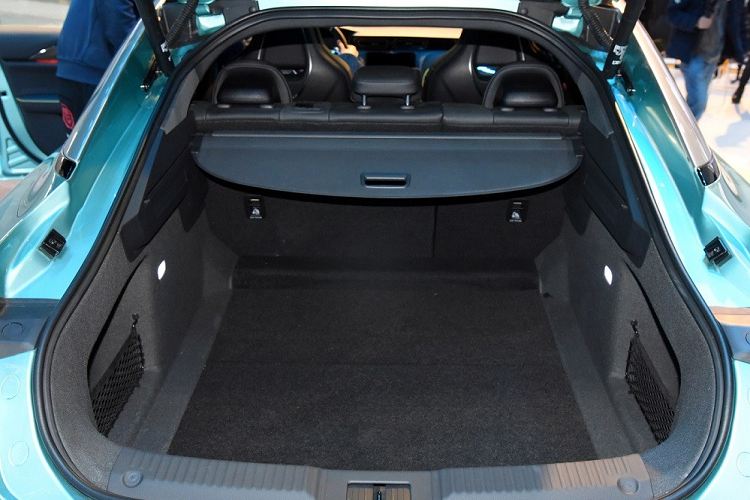 Theo hãng Hồng Kỳ, H6 mới có chiều dài 4.990 mm, chiều rộng 1.880 mm, chiều cao 1.455 mm và chiều dài cơ sở 2.920 mm. Với kích thước này, xe sẽ được định vị giữa 2 người anh em là Hồng Kỳ H5 và H7.