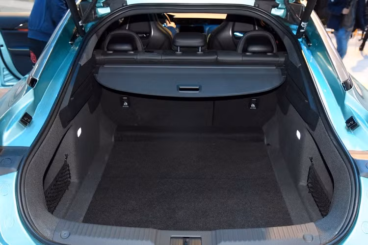 Theo hãng Hồng Kỳ, H6 mới có chiều dài 4.990 mm, chiều rộng 1.880 mm, chiều cao 1.455 mm và chiều dài cơ sở 2.920 mm. Với kích thước này, xe sẽ được định vị giữa 2 người anh em là Hồng Kỳ H5 và H7.