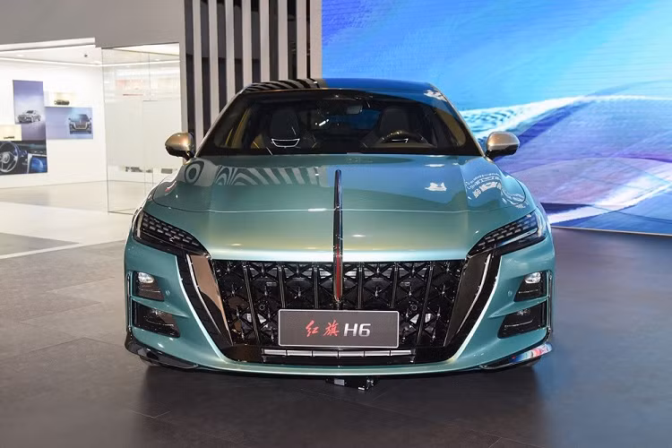 Dự kiến, hãng Hồng Kỳ sẽ bắt đầu nhận cọc cho H6 mới vào mùa xuân năm nay, mức giá xe Hồng Kỳ H6 2023 hiện vẫn chưa công bố chính thức. Trong năm 2023, thương hiệu này sẽ ra mắt tổng cộng 5 mẫu xe, bao gồm 2 ôtô điện.