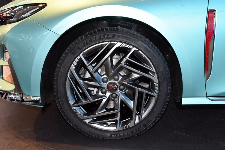 Thêm vào đó là bộ vành 19 inch với thiết kế đa chấu khá phức tạp và sơn màu xám, tạo cảm giác thể thao.