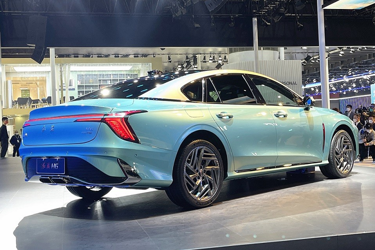 Đúng như những hình ảnh rò rỉ từ trước đó, mẫu xe sang Hồng Kỳ H6 2023 được liệt vào phân khúc coupe 4 cửa như Porsche Panamera hơn là sedan truyền thống. Nguyên nhân là bởi mẫu xe Trung Quốc này được trang bị phần nóc dốc về phía sau, mang đến ngoại hình mượt mà và phong cách hơn.