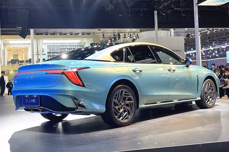 Đúng như những hình ảnh rò rỉ từ trước đó, mẫu xe sang Hồng Kỳ H6 2023 được liệt vào phân khúc coupe 4 cửa như Porsche Panamera hơn là sedan truyền thống. Nguyên nhân là bởi mẫu xe Trung Quốc này được trang bị phần nóc dốc về phía sau, mang đến ngoại hình mượt mà và phong cách hơn.