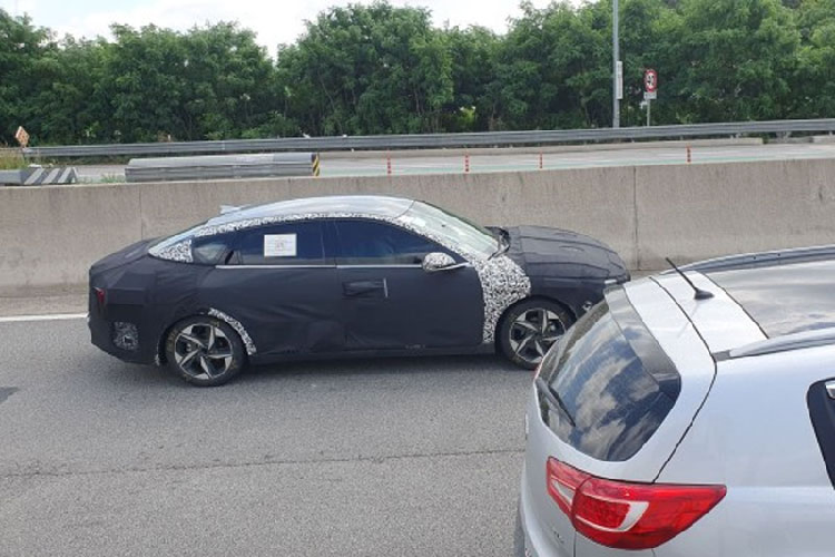 Bộ vành này có đường kính 17 inch và đi kèm lốp 225/45R17 tiêu chuẩn. Trên lốp của xe còn có ký hiệu "CL4", xác nhận đây chính là Kia K3 thế hệ thứ 4. Đáng tiếc là hiện hình ảnh nội thất và trang bị của Kia K3 2024 vẫn chưa được hé lộ. Tuy nhiên, hộp màu đen ở giữa hốc gió trung tâm trên cản trước chứng tỏ mẫu sedan hạng C này sẽ có các tính năng an toàn chủ động ADAS. 