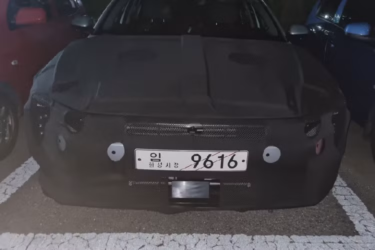 Cụ thể, Kia K3 2024 được bổ sung cụm đèn pha LED nằm dọc mới, theo phong cách giống ô tô điện EV9. Tương tự đèn hậu, cụm đèn pha này có vẻ còn được tích hợp dải đèn LED định vị ban ngày với thiết kế lấy cảm hứng từ bản đồ sao, giống Kia Seltos và Morning mới. 