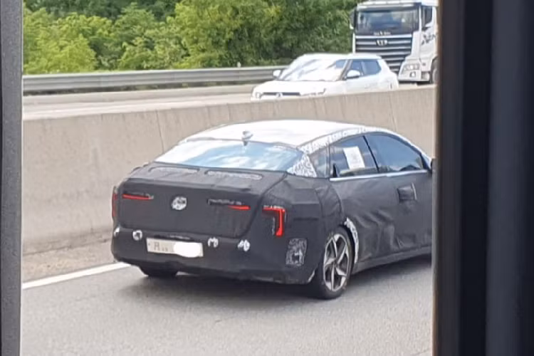 Tại Việt Nam, Kia K3 hiện đang được bán với 5 phiên bản, bao gồm 1.6 MT, 1.6 Luxury, 1.6 Premium, 2.0 Premium và 1.6 Turbo GT, với giá bán dao động từ 579 - 759 triệu đồng. Với giá bán này, Kia K3 là một trong những mẫu sedan hạng C rẻ nhất tại thị trường Việt Nam.