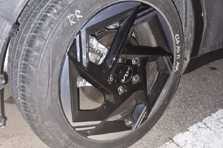 Tiếp theo đó là lưới tản nhiệt cỡ lớn và dự kiến sẽ thay đổi thiết kế bên trong. Phía trên là nắp ca-pô rộng và có thiết kế thấp, gợi liên tưởng đến Hyundai Elantra 2023 đã ra mắt tại Hàn Quốc vào hồi đầu năm nay. Ở bên sườn, Kia K3 2024 có thêm vành la-zăng mới với thiết kế đa chấu và sơn màu đen bóng.