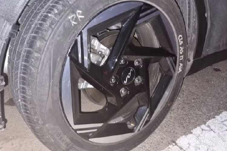 Tiếp theo đó là lưới tản nhiệt cỡ lớn và dự kiến sẽ thay đổi thiết kế bên trong. Phía trên là nắp ca-pô rộng và có thiết kế thấp, gợi liên tưởng đến Hyundai Elantra 2023 đã ra mắt tại Hàn Quốc vào hồi đầu năm nay. Ở bên sườn, Kia K3 2024 có thêm vành la-zăng mới với thiết kế đa chấu và sơn màu đen bóng.