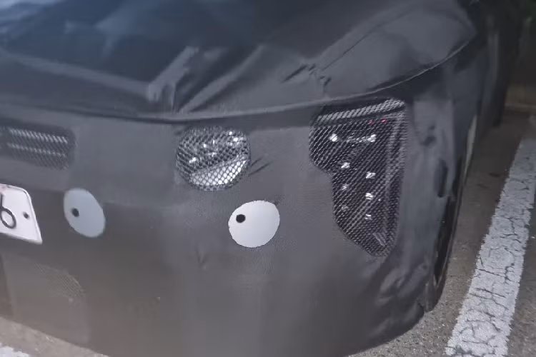 Trước đó, Kia K3 2024 đã từng bị bắt gặp trên đường phố Hàn Quốc trong quá trình chạy thử. Chiếc xe này có vẻ là Kia K3 thế hệ mới dành cho các thị trường xuất khẩu. Qua đó, chúng ta có thể biết được một số trang bị mới khác của mẫu sedan hạng C này.