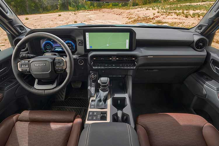 Các báo cáo từ Nhật Bản gợi ý rằng mẫu xe Toyota Land Cruiser FJ 2024 mới sẽ có kích cỡ tương tự như Toyota Corolla Cross, nhưng có kiểu dáng và tính năng thiên về yếu tố off-road.