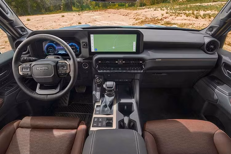 Các báo cáo từ Nhật Bản gợi ý rằng mẫu xe Toyota Land Cruiser FJ 2024 mới sẽ có kích cỡ tương tự như Toyota Corolla Cross, nhưng có kiểu dáng và tính năng thiên về yếu tố off-road.