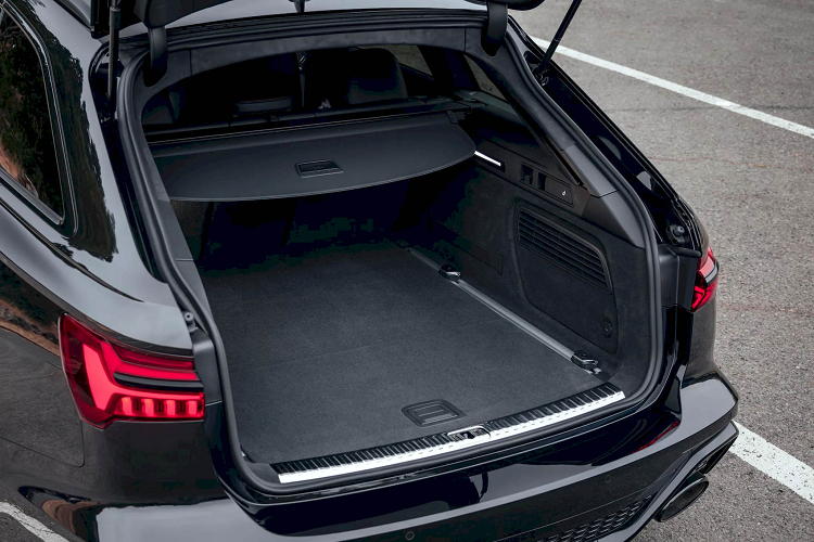 Audi RS6 và RS7 phiên bản Performance Edition có tổng cộng 8 lựa chọn màu sơn thân xe, bao gồm các màu mới như xanh ánh kim Ascari Blue, đỏ ánh kim Grenadier Red hay xám mờ Dew Silver, bên cạnh gói carbon nhám có sẵn.