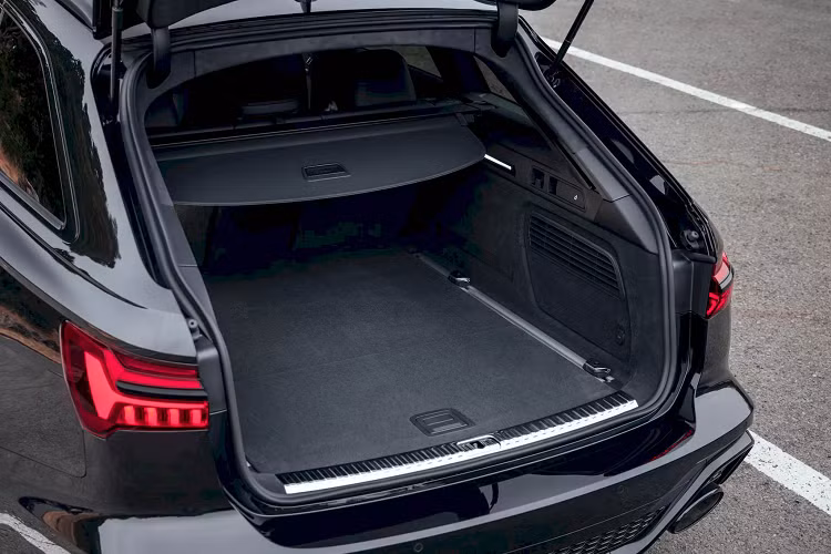 Audi RS6 và RS7 phiên bản Performance Edition có tổng cộng 8 lựa chọn màu sơn thân xe, bao gồm các màu mới như xanh ánh kim Ascari Blue, đỏ ánh kim Grenadier Red hay xám mờ Dew Silver, bên cạnh gói carbon nhám có sẵn.