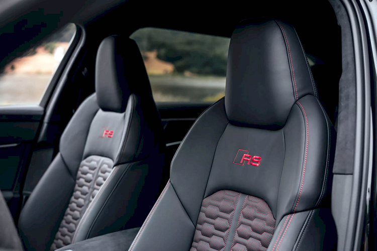 Các kỹ sư Audi cũng quyết định loại bỏ gần hết các vật liệu chống ồn, qua đó giúp cho những mẫu xe này trở nên nhẹ hơn và dễ dàng tăng tốc hơn. Hệ thống phanh gốm carbon nhẹ hơn 34 kg so với loại bằng thép.