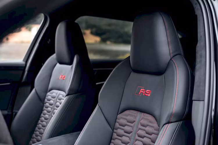 Các kỹ sư Audi cũng quyết định loại bỏ gần hết các vật liệu chống ồn, qua đó giúp cho những mẫu xe này trở nên nhẹ hơn và dễ dàng tăng tốc hơn. Hệ thống phanh gốm carbon nhẹ hơn 34 kg so với loại bằng thép.