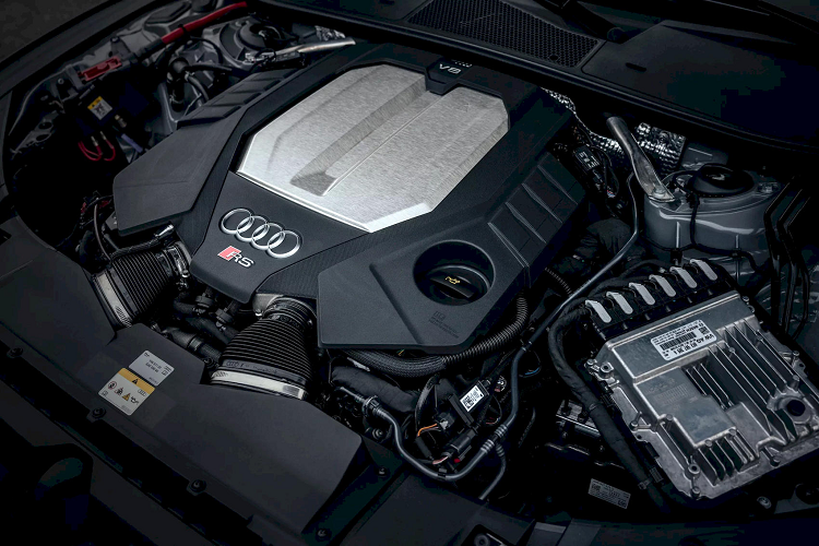 Các mẫu xe này trang bị tiêu chuẩn bộ mâm nhôm 21 inch có thiết kế ngôi sao 10 chấu. Người mua cũng có thể lựa chọn mâm 22 inch với nhiều màu sơn khác nhau, từ đen mờ đến vàng mờ có thiết kế lấy cảm hứng từ xe thể thao giúp hỗ trợ làm mát phanh. Các bộ mâm 22 inch của Performance Edition nhẹ hơn khoảng 5 kg so với mâm 22 inch tiêu chuẩn.