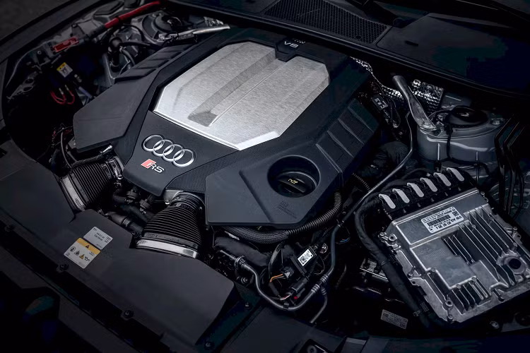 Các mẫu xe này trang bị tiêu chuẩn bộ mâm nhôm 21 inch có thiết kế ngôi sao 10 chấu. Người mua cũng có thể lựa chọn mâm 22 inch với nhiều màu sơn khác nhau, từ đen mờ đến vàng mờ có thiết kế lấy cảm hứng từ xe thể thao giúp hỗ trợ làm mát phanh. Các bộ mâm 22 inch của Performance Edition nhẹ hơn khoảng 5 kg so với mâm 22 inch tiêu chuẩn.