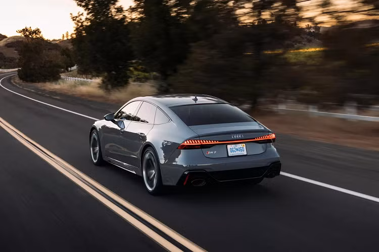 Nếu như ở châu Âu bộ đôi này được trang bị sẵn gói RS Dynamic Package thì khi chuyển qua thị trường Mỹ, chúng cũng được hãng cung cấp gói tương tự mang tên Bronze Package, nhưng là ở dạng tùy chọn. Gói này cho phép giới hạn tốc độ tối đa tăng từ 249 km/h lên 280 km/h. Ngoài ra, bộ đôi này còn có thể tăng tốc từ 0-100 km/h trong 3,3 giây, nhanh hơn 0,5 giây so với các phiên bản tiêu chuẩn.