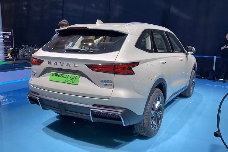 Không chỉ kích thước mà ngoại hình của Haval Xiaolong và Xiaolong MAX cũng có một số điểm khác biệt. Cụ thể, Haval Xiaolong được trang bị lưới tản nhiệt đóng kín, cụm đèn pha hình số 7 cỡ lớn hơn, vành la-zăng riêng và đèn hậu nằm ngang, kéo dài xuống chắn bùn sau. Trong khi đó, Haval Xiaolong MAX dùng lưới tản nhiệt dạng lưới, đèn pha và đèn hậu đều nhỏ gọn hơn.