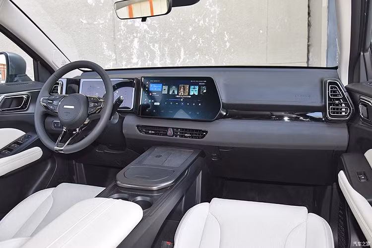 Tương tự ngoại thất, nội thất của 2 mẫu SUV Trung Quốc này cũng không hoàn toàn giống nhau. Ở Haval Xiaolong, xe chỉ được trang bị 2 màn hình trên mặt táp-lô. Trong đó, bảng đồng hồ kỹ thuật số sau vô lăng có kích thước 7 inch và màn hình cảm ứng trung tâm nằm bên cạnh là 12,3 inch.