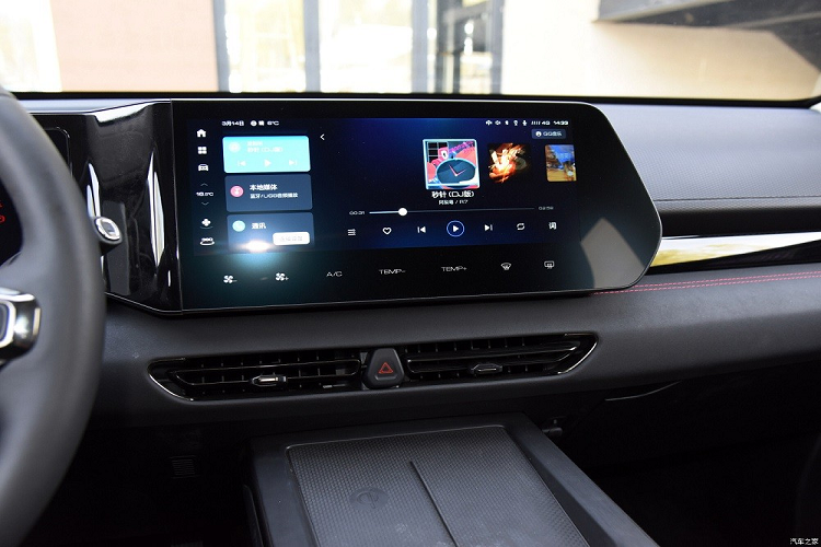 Bên dưới màn hình cảm ứng là cửa gió điều hòa trung tâm nhỏ gọn. Trong khi đó, cụm điều khiển trung tâm của Haval Xiaolong được đặt thấp và đi kèm 2 sạc điện thoại không dây. Ngoài ra, Haval Xiaolong còn có vô lăng 3 chấu, tích hợp phím chức năng. Với Haval Xiaolong MAX, nội thất chẳng những rộng rãi hơn mà còn hiện đại và cao cấp hơn.