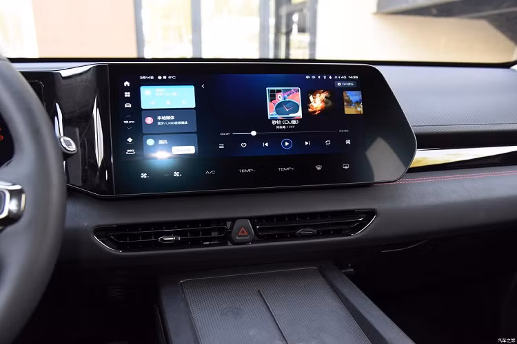 Bên dưới màn hình cảm ứng là cửa gió điều hòa trung tâm nhỏ gọn. Trong khi đó, cụm điều khiển trung tâm của Haval Xiaolong được đặt thấp và đi kèm 2 sạc điện thoại không dây. Ngoài ra, Haval Xiaolong còn có vô lăng 3 chấu, tích hợp phím chức năng. Với Haval Xiaolong MAX, nội thất chẳng những rộng rãi hơn mà còn hiện đại và cao cấp hơn.