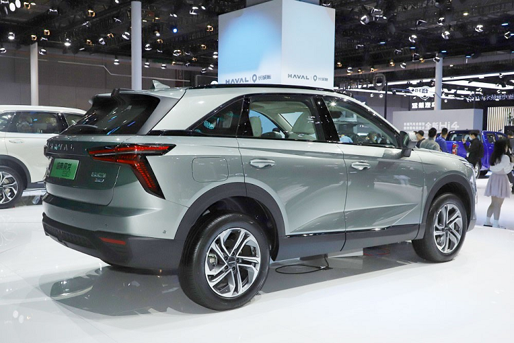 Trong khi đó, Haval Xiaolong MAX có kích thước lớn hơn với chiều dài 4.785 mm, chiều rộng 1.895 mm, chiều cao 1.725 mm và chiều dài cơ sở 2.800 mm. Như vây, mẫu xe này thuộc phân khúc SUV hạng trung và đối đầu với Hyundai Santa Fe.