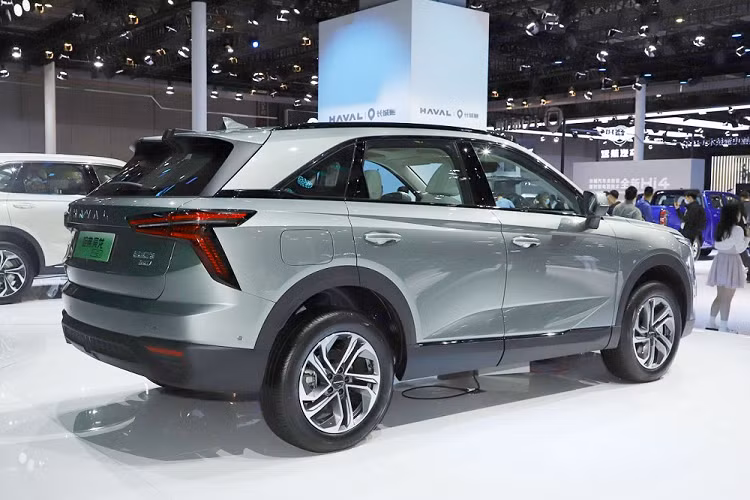 Trong khi đó, Haval Xiaolong MAX có kích thước lớn hơn với chiều dài 4.785 mm, chiều rộng 1.895 mm, chiều cao 1.725 mm và chiều dài cơ sở 2.800 mm. Như vây, mẫu xe này thuộc phân khúc SUV hạng trung và đối đầu với Hyundai Santa Fe.