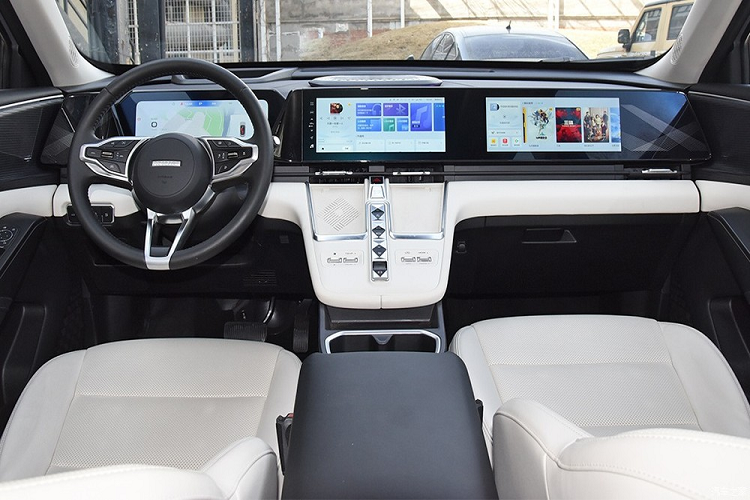 "Trái tim" của Haval Xiaolong MAX là hệ truyền động plug-in hybrid Hi4 của hãng mẹ Great Wall, bao gồm động cơ xăng 1.5L, 2 mô-tơ điện và hộp số DHT 2 cấp, tạo ra công suất tổng cộng 279 mã lực cùng mô-men xoắn cực đại 585 Nm. Quãng đường di chuyển chỉ bằng pin của mẫu SUV hạng trung này là 105 km. 